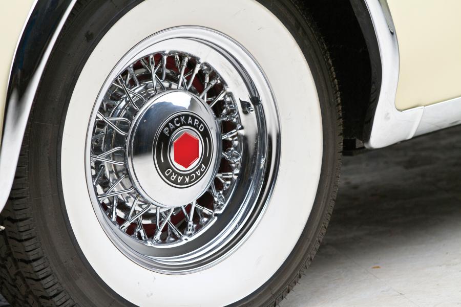  Packard Caribbean Convertible White 1953 года  (фото 12 из 19)